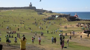Families spread out all day on the lawns outside El Morro to fly kites