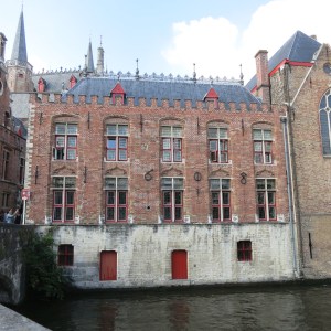 Many buildings have entrances on/off the canal like this one. Some also used wall ties to display the year they were constructed, 1608 for this building.