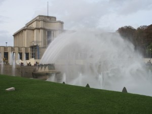 Water canons and a large fountain at the Jardin Trocadero.
