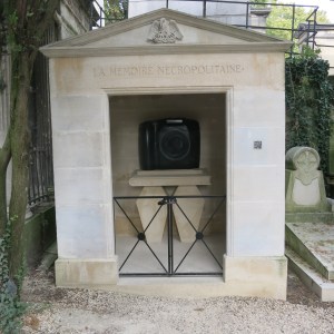 A modern grave at Cimetiere du Père Lachaise 