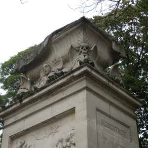 Fantastic macabre detailing at Cimetiere du Père Lachaise 