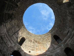 The vestibul where Diocletian would dress in royal robes and prepare for public appearances. The top of the domed roof has collapsed leaving a view to the sky.