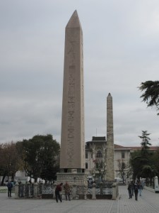 This obelisk was brought to Istanbul from Egypt in 390, when the obelisk was already 1900 years old.